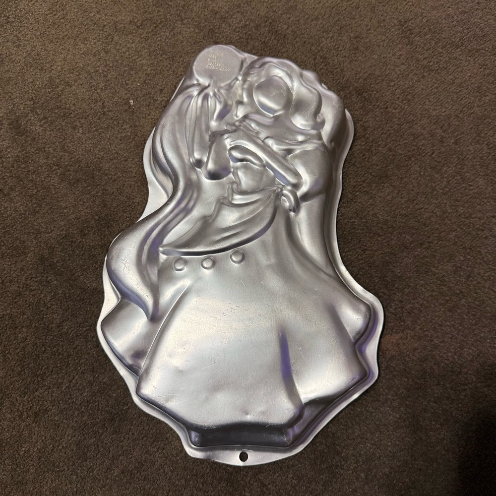WILTON DISNEY ESMERALDA CAKE PAN PRE OWNED (HUNCHBACK OF NOTRE DAME) 2105-3800